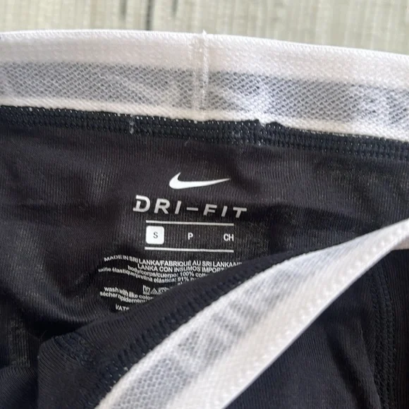 Nike - Picture 3 of 5